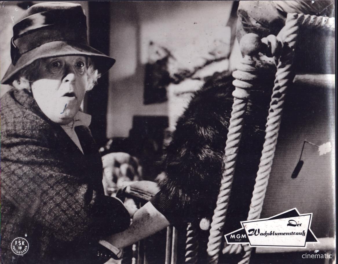 Wachsblumenstrauß, der (Margaret Rutherford) – Bild 9