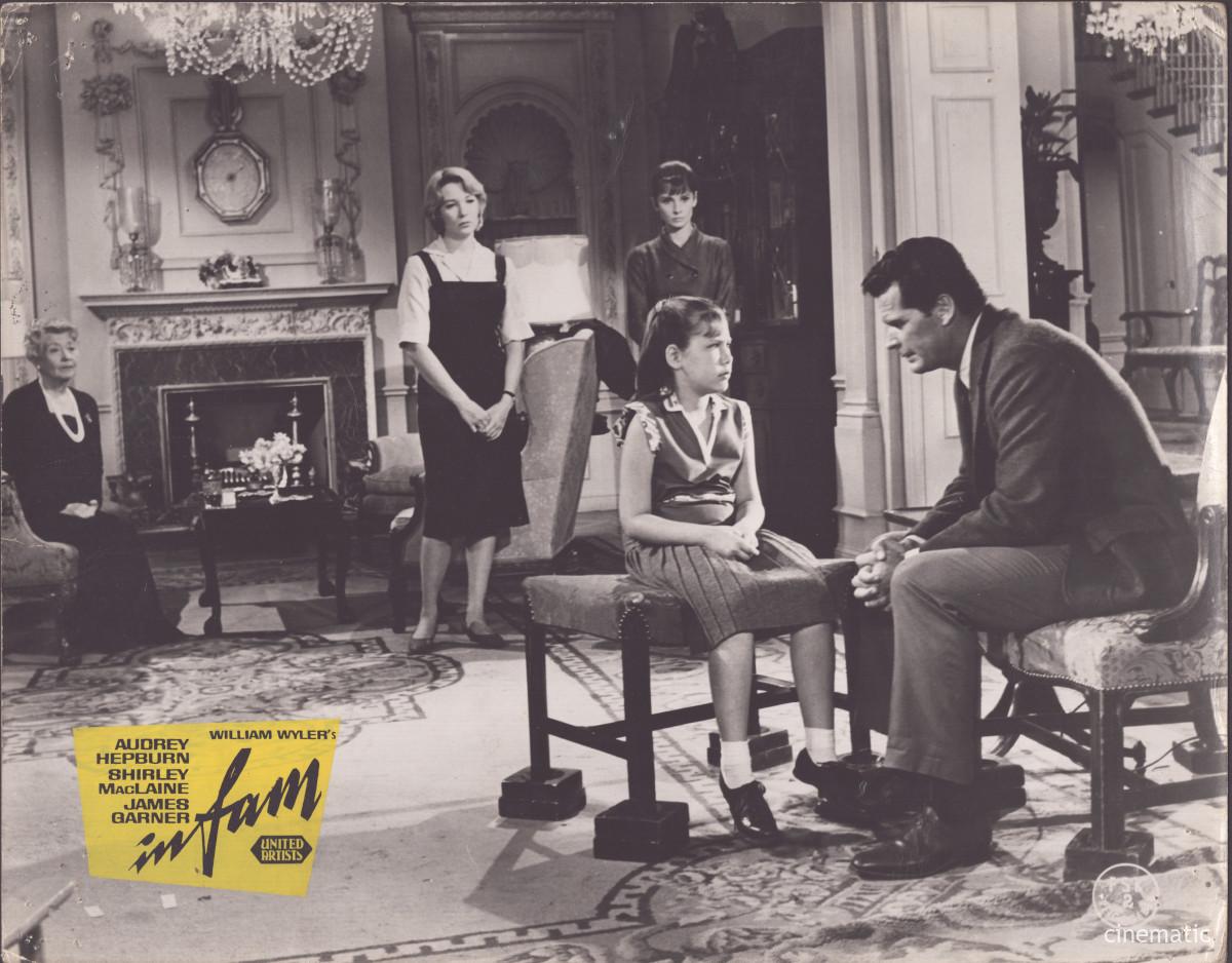 Infam (Audrey Hepburn, Shirley MacLaine) – Bild 3