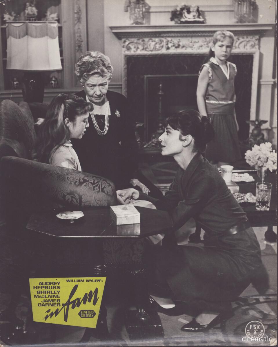 Infam (Audrey Hepburn, Shirley MacLaine) – Bild 4