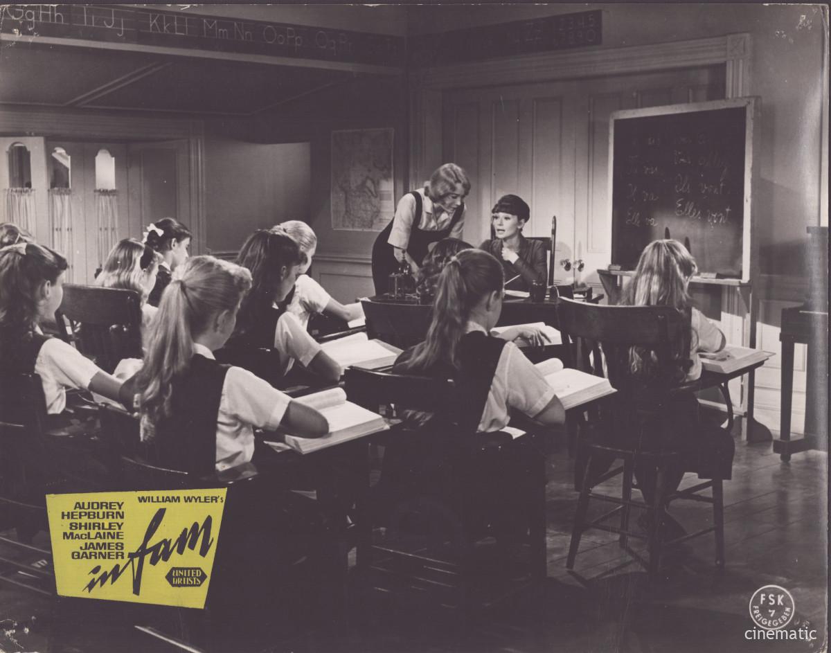 Infam (Audrey Hepburn, Shirley MacLaine) – Bild 8