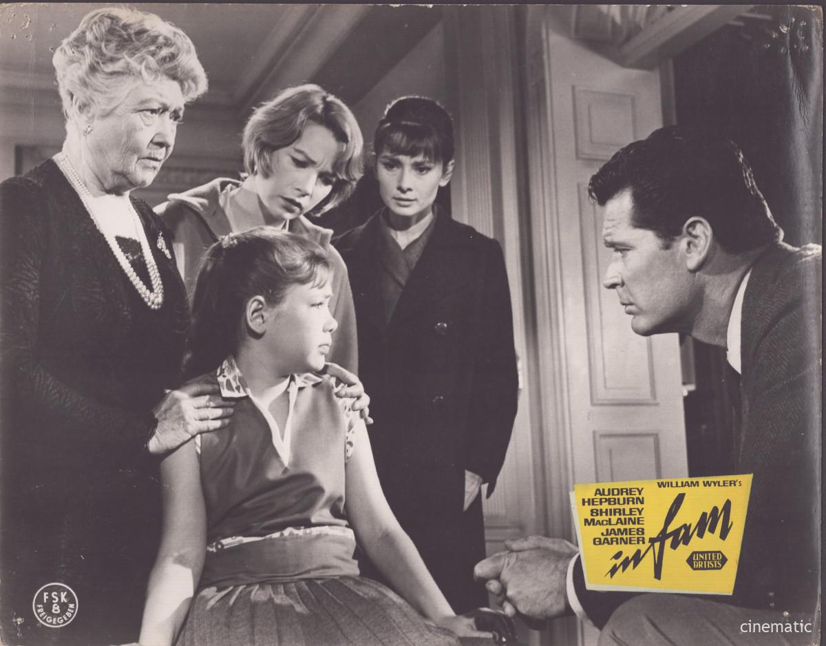 Infam (Audrey Hepburn, Shirley MacLaine) – Bild 9