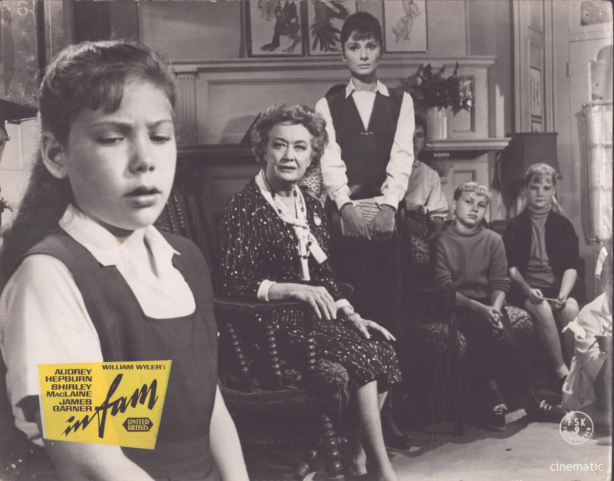 Infam (Audrey Hepburn, Shirley MacLaine) – Bild 10