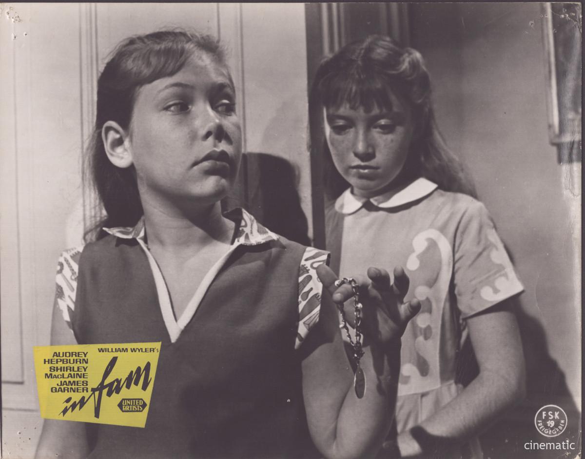 Infam (Audrey Hepburn, Shirley MacLaine) – Bild 20